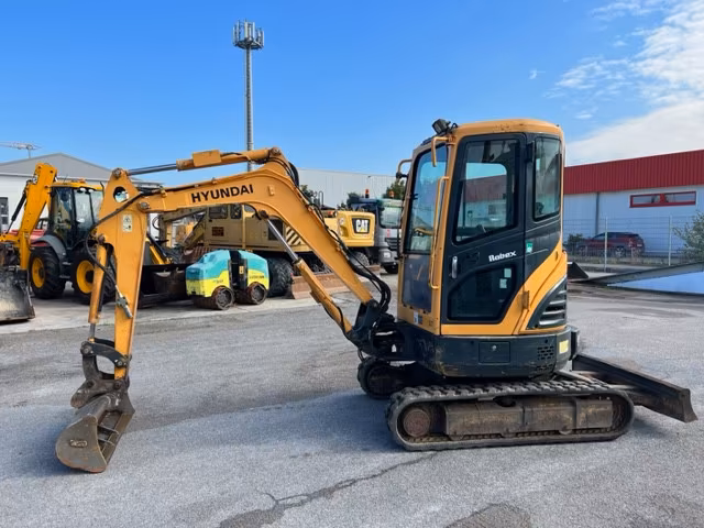 Hyundai R 25Z-9A Minibagger mit 3 Tieflöffeln, BJ 2014